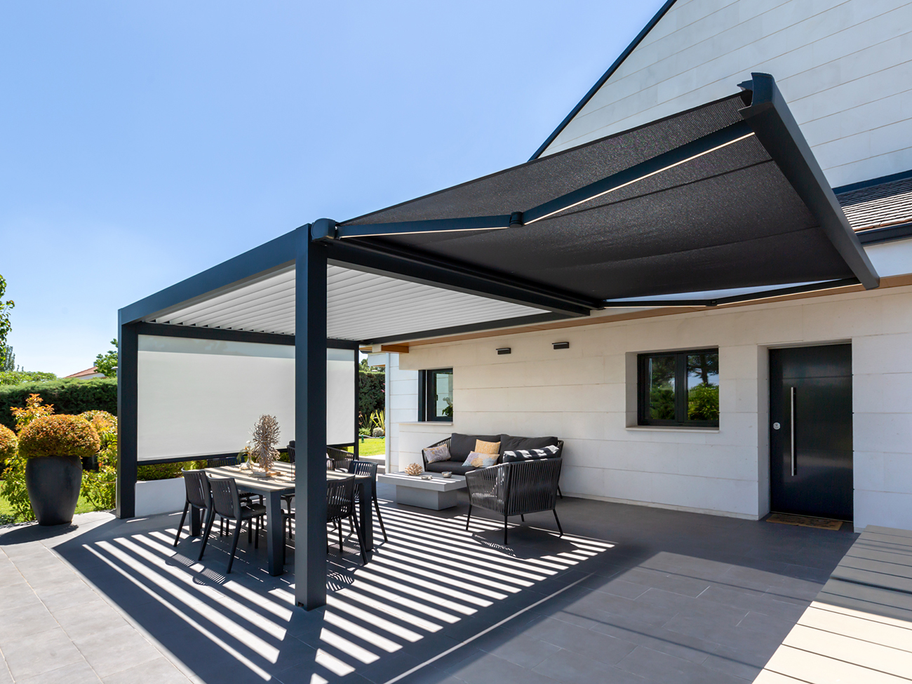 Saxun proporciona la sombra más elegante con sus toldos de exterior de alta calidad 1 Pergola Toldo La Moraleja R T7A7730