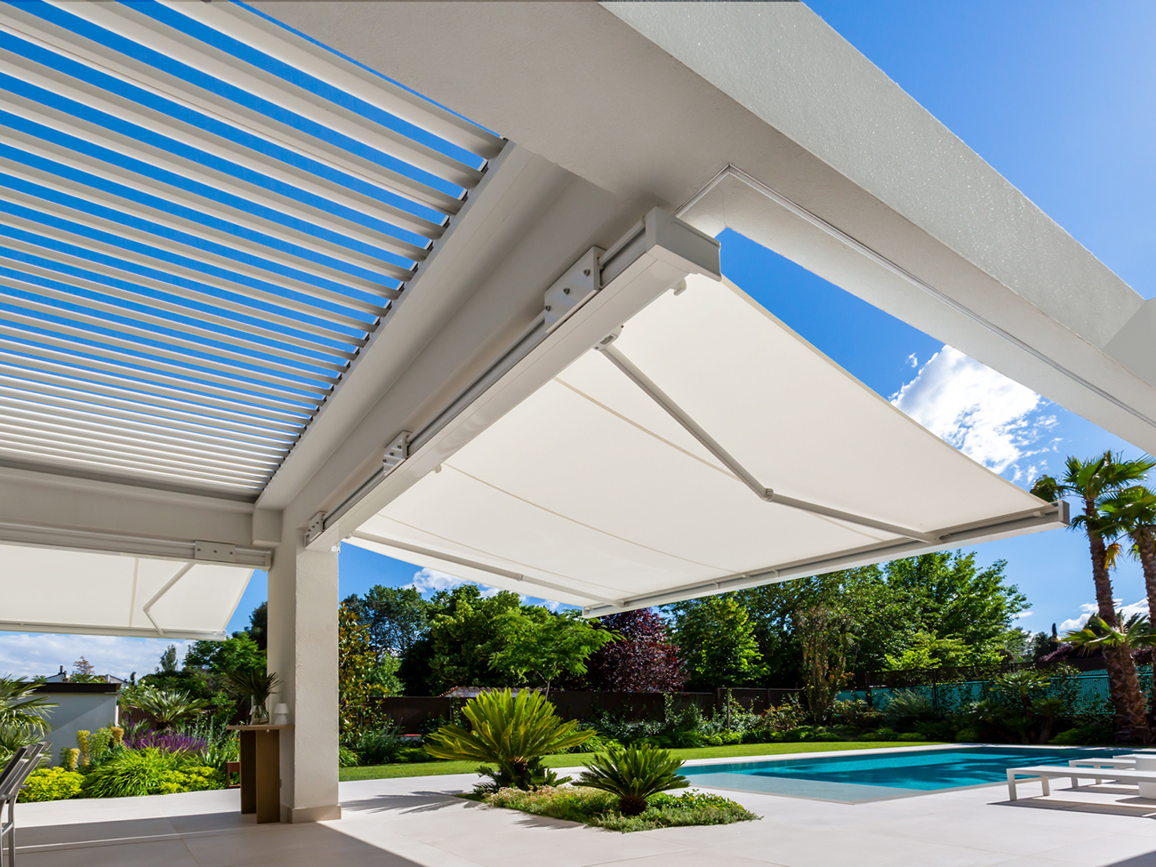 Saxun proporciona la sombra más elegante con sus toldos de exterior de alta calidad 2 Pergola Toldos Aida San Sebastian de los Reyes R T7A8018 1