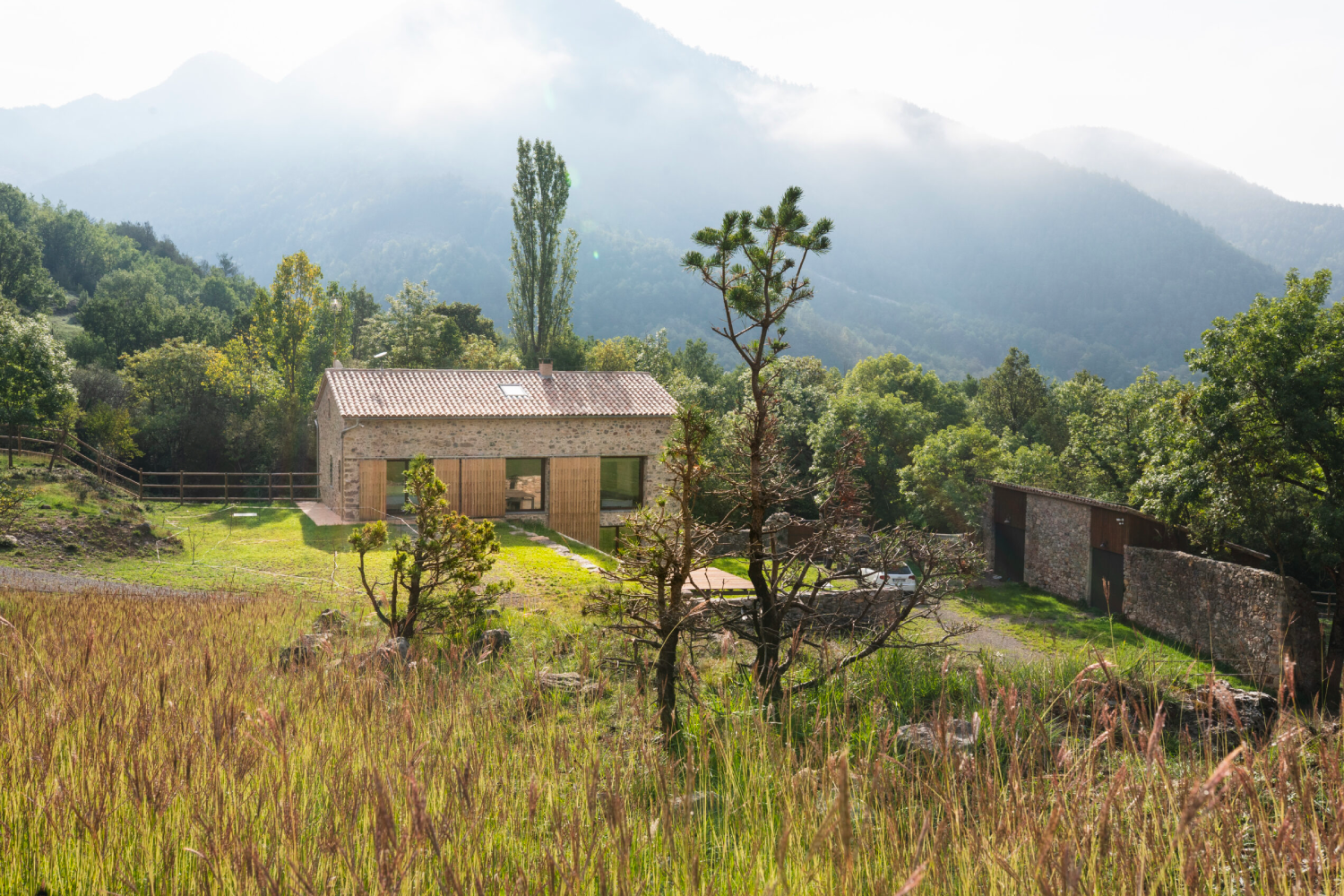 Una masía catalana en ruinas se transforma en una vivienda totalmente autosuficiente 3 masia catalana autosuficiente 1 1
