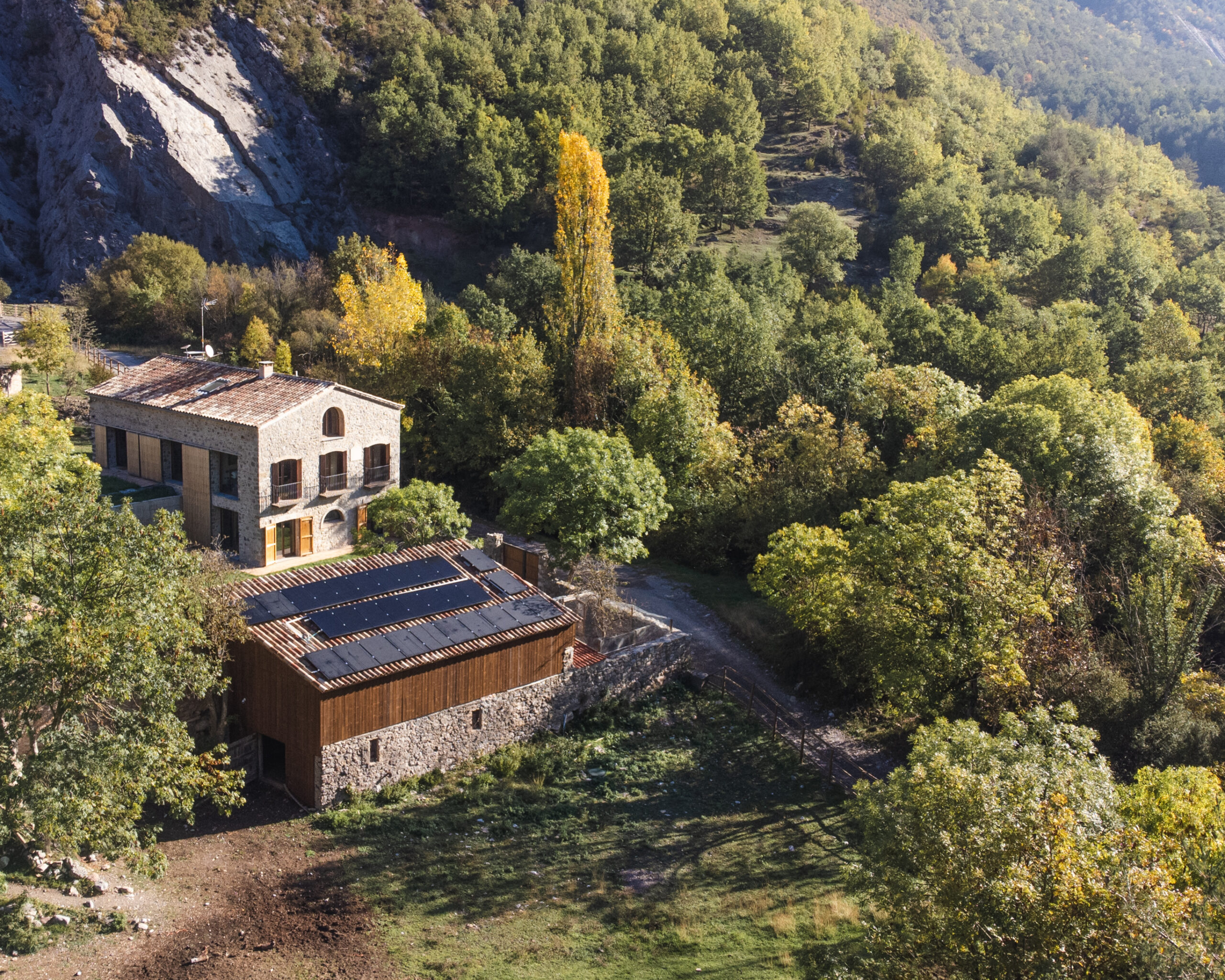 Una masía catalana en ruinas se transforma en una vivienda totalmente autosuficiente 5 placas