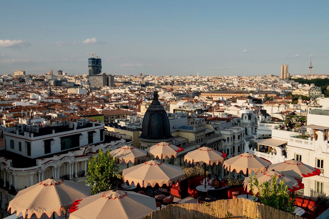 “De Madrid al cielo”: el hotel con una de las mejores vistas de la capital cuenta con barandillas de Comenza 20 20