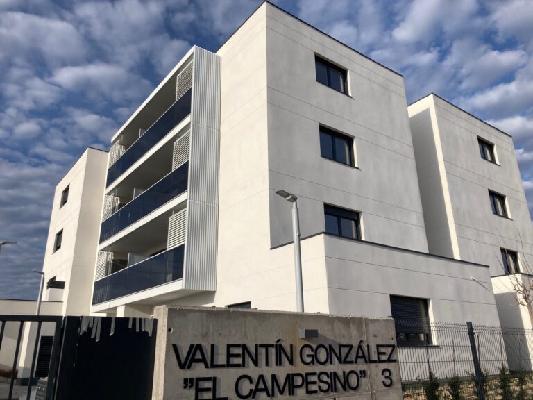 Noticias 9 Entrada a una de las promociones del Plan VIVE finalizadas en Getafe por Avalon Properties SANJOSE y AEDAS Homes
