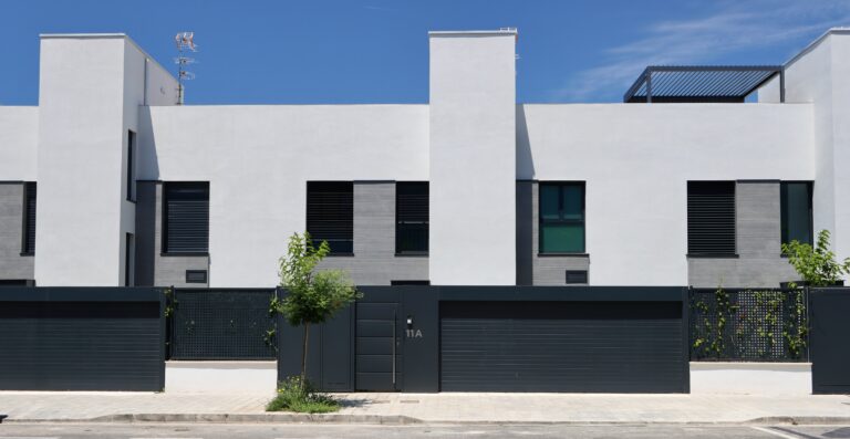 Noticias 4 Fachada principal de varias viviendas de la promocion Maremma de AEDAS Homes en Palma de Mallorca