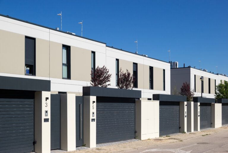 Viviendas de la promocion industrializada La Maquia de AEDAS Homes en Alcala de Henares Madrid