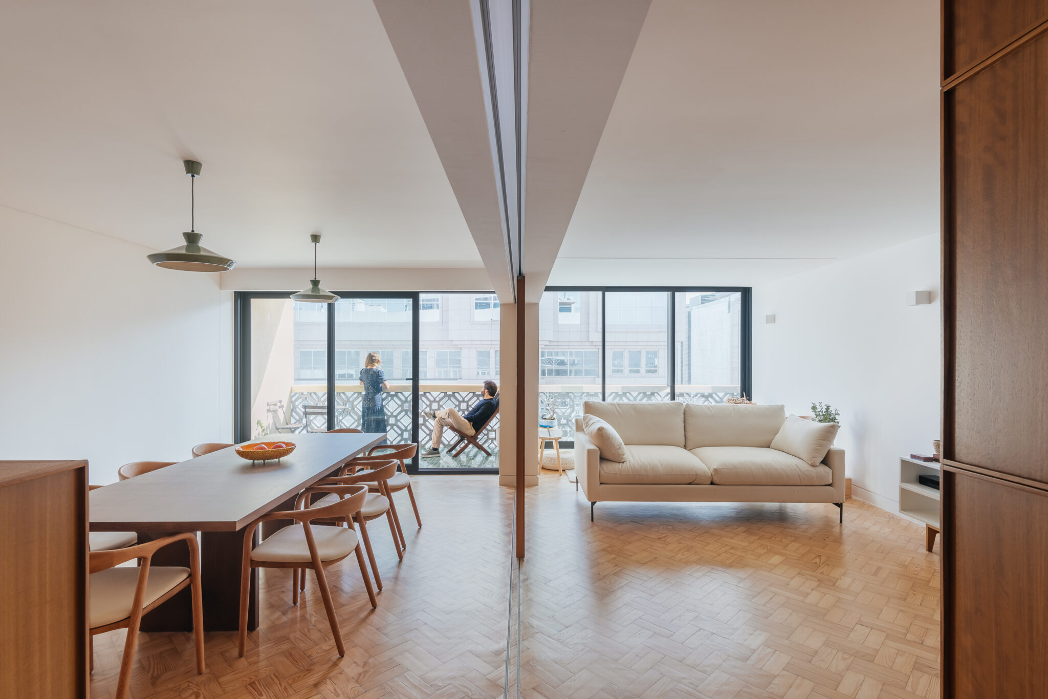 Volume Architecture Lisbon Studio rehabilita Casa Fronteira, un dúplex modernista en Lisboa