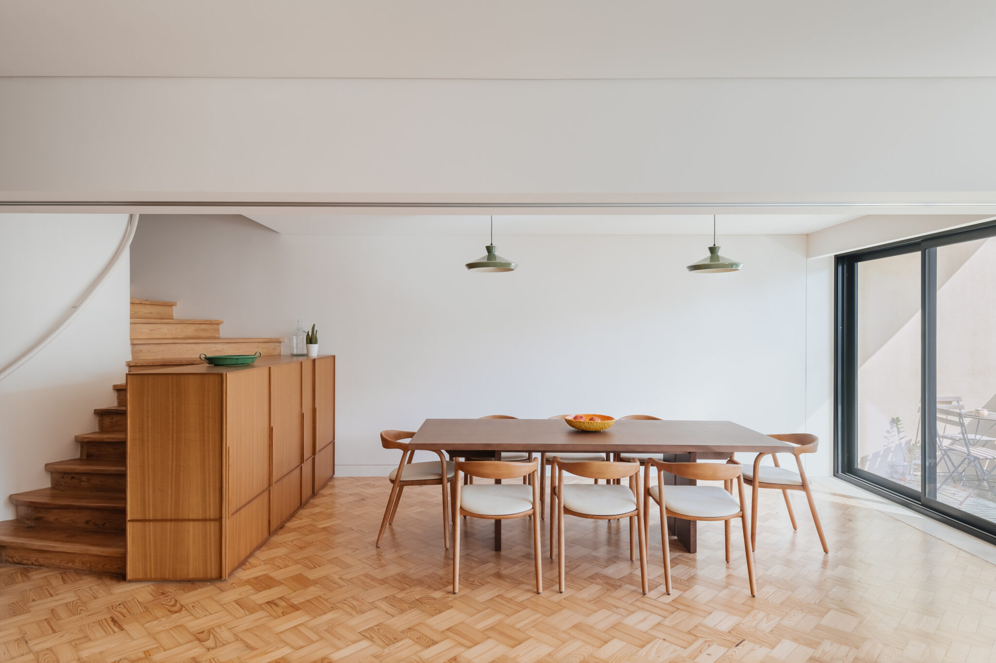 Volume Architecture Lisbon Studio rehabilita Casa Fronteira, un dúplex modernista en Lisboa