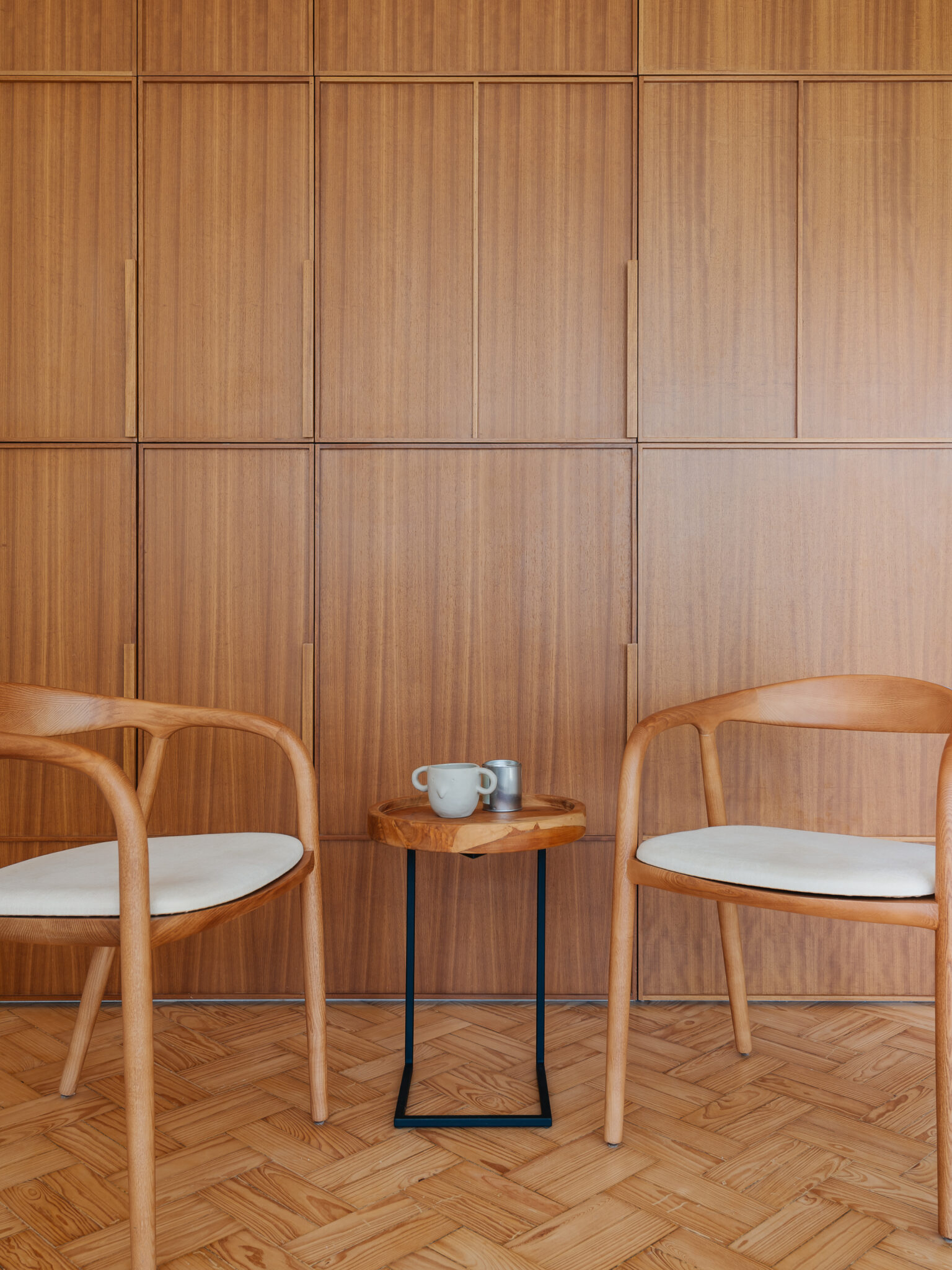 Volume Architecture Lisbon Studio rehabilita Casa Fronteira, un dúplex modernista en Lisboa