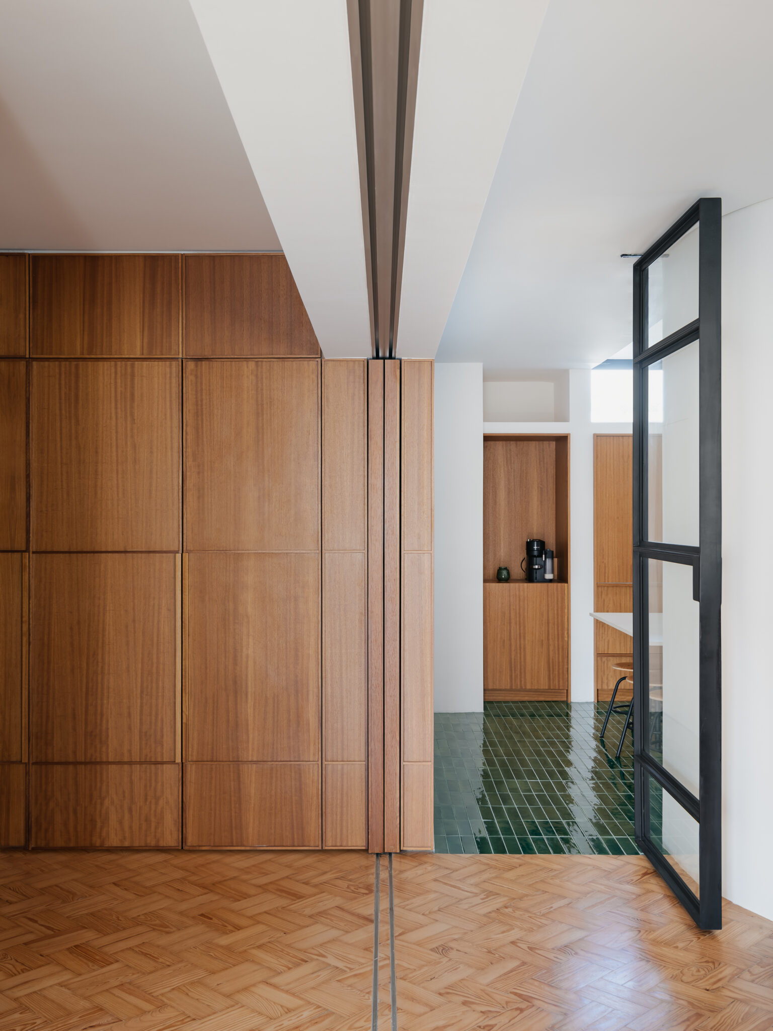 Volume Architecture Lisbon Studio rehabilita Casa Fronteira, un dúplex modernista en Lisboa