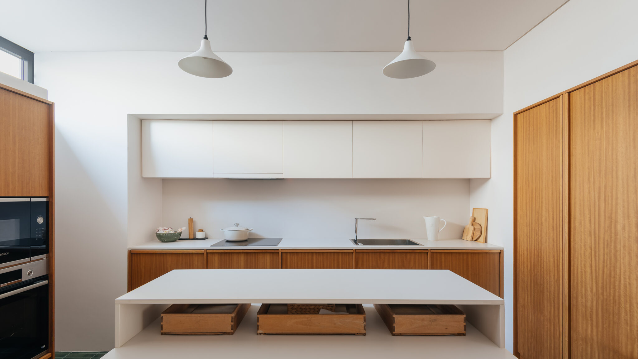 Volume Architecture Lisbon Studio rehabilita Casa Fronteira, un dúplex modernista en Lisboa