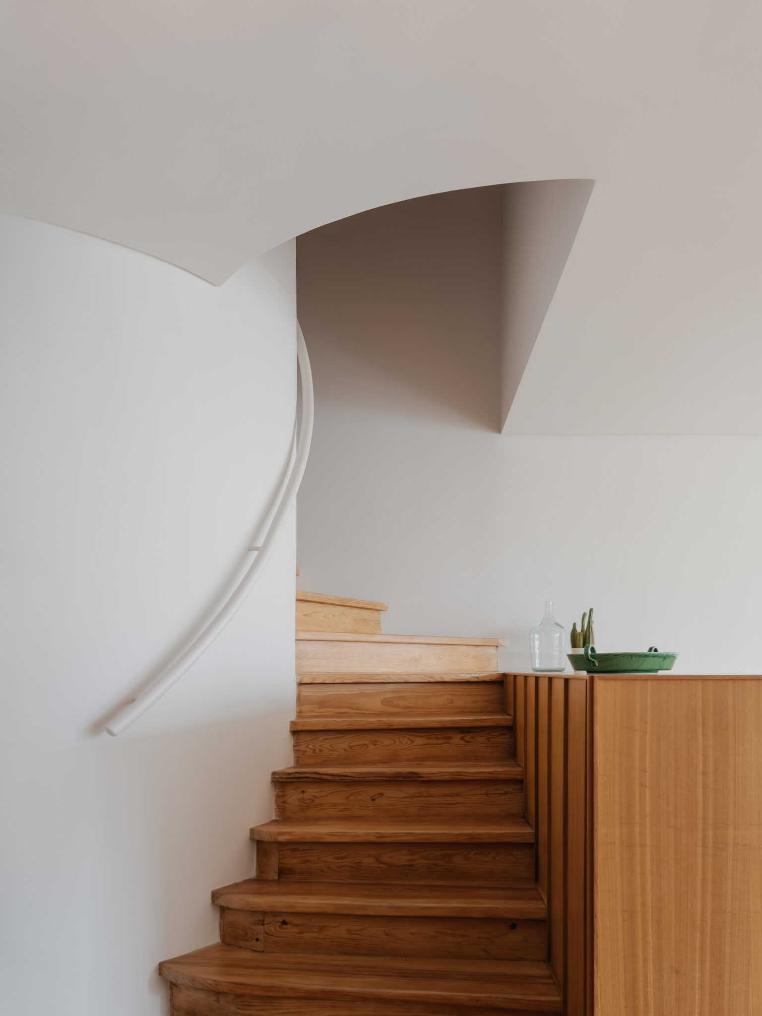 Volume Architecture Lisbon Studio rehabilita Casa Fronteira, un dúplex modernista en Lisboa