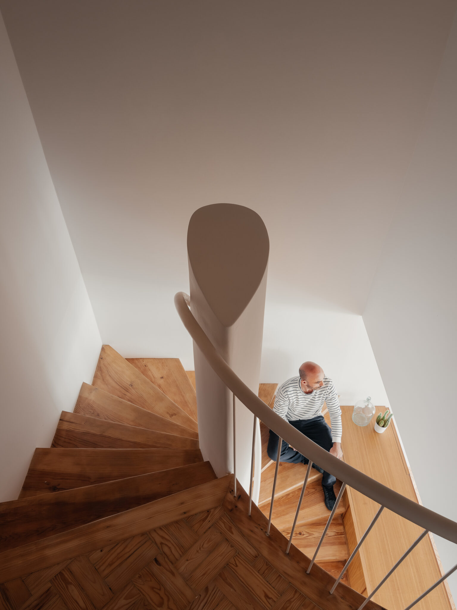 Volume Architecture Lisbon Studio rehabilita Casa Fronteira, un dúplex modernista en Lisboa