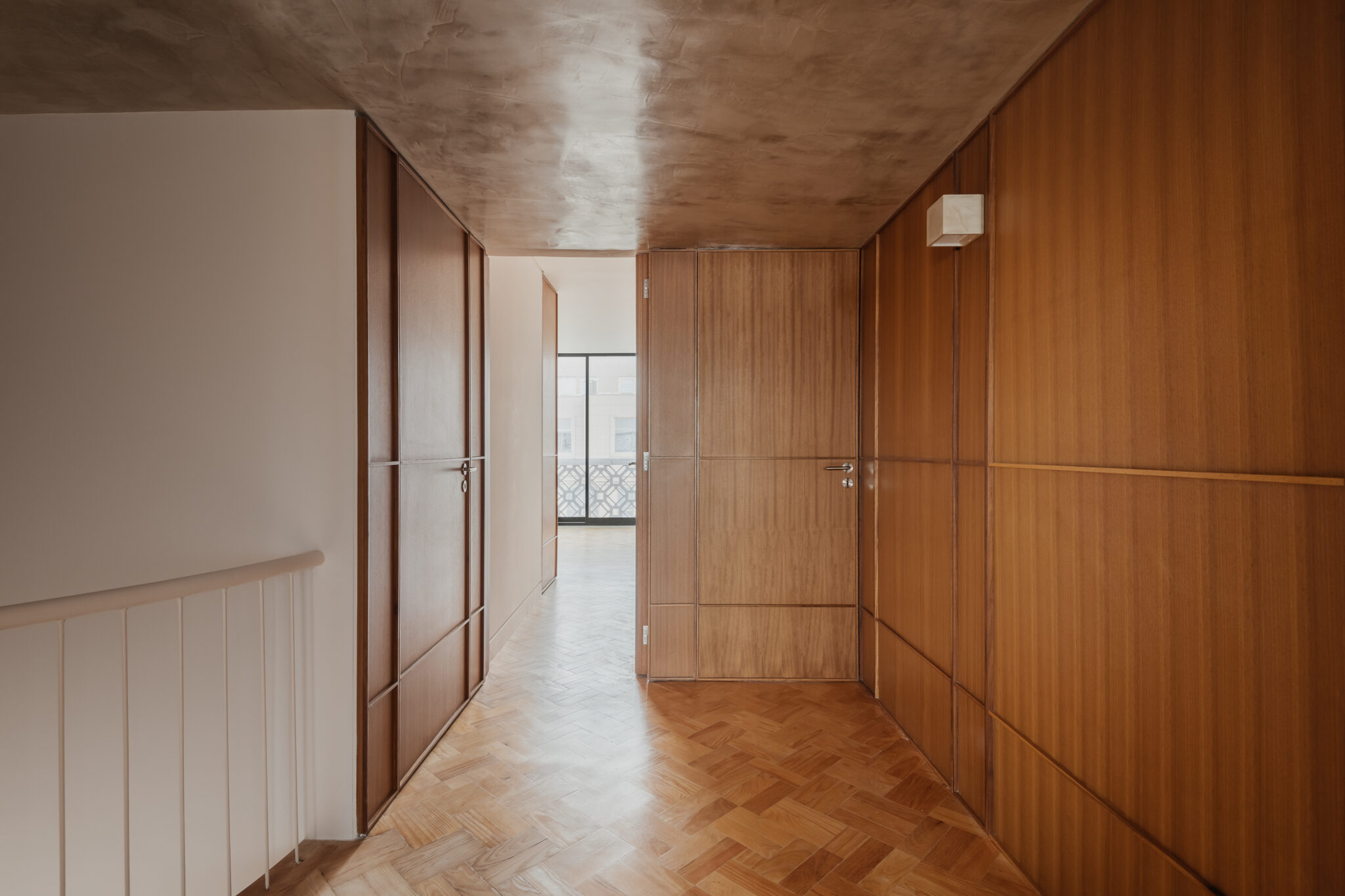 Volume Architecture Lisbon Studio rehabilita Casa Fronteira, un dúplex modernista en Lisboa