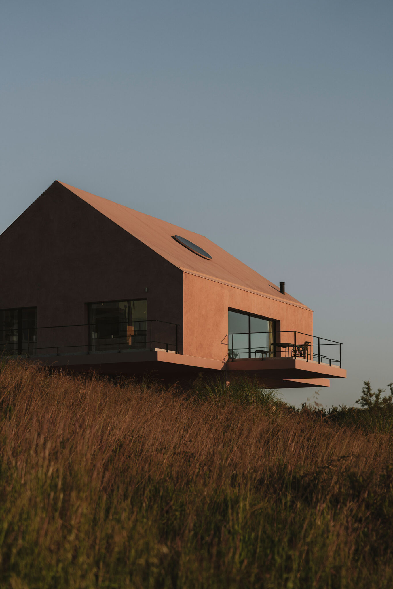 Casa Plaj, de Extrastudio: simplicidad radical junto al Atlántico en Lourinhã