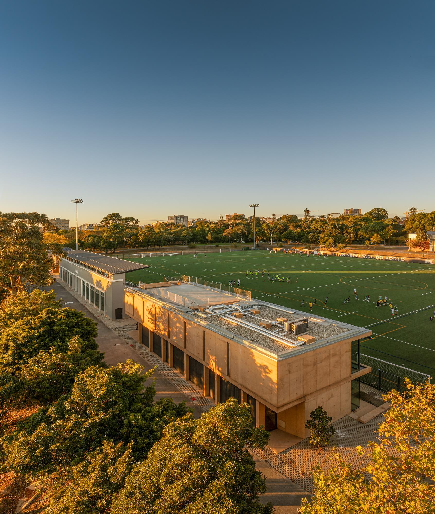 Crea Arquitectos firma la rehabilitación de la bancada y sede del CDUP en el Estadio Universitario de Oporto