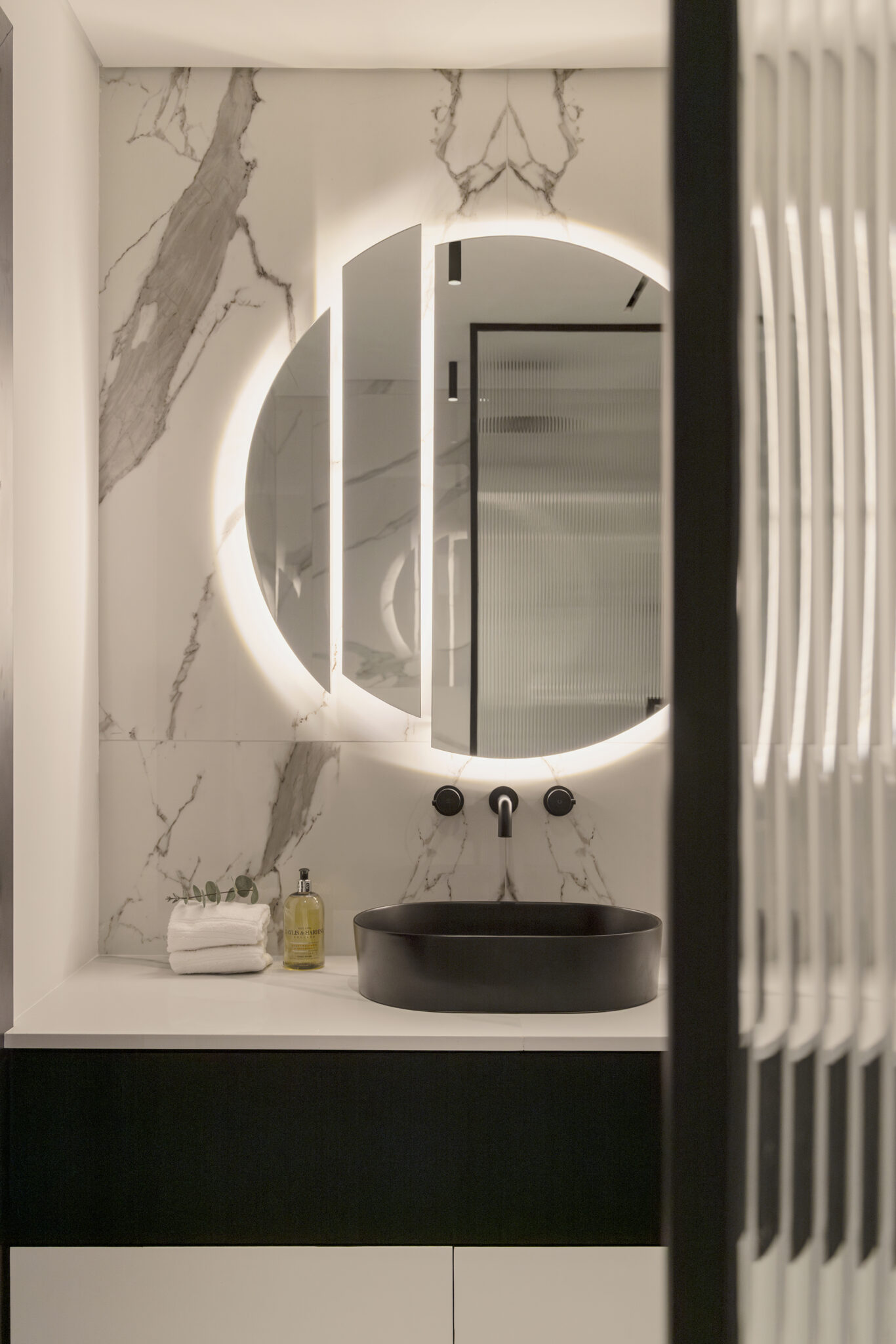 Soul Road redefine la elegancia monocromática en una residencia de lujo en Arabian Ranches, Dubái