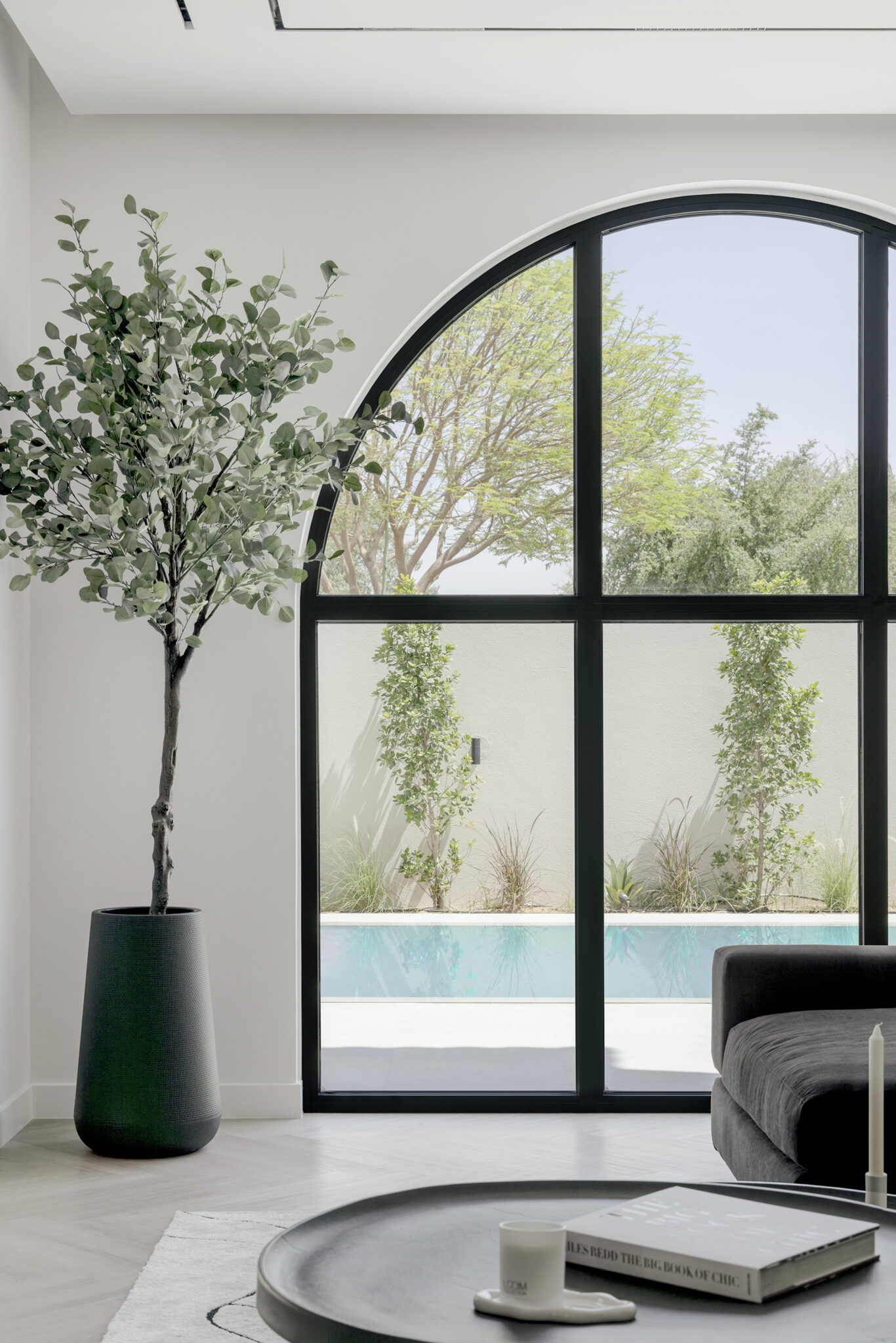 Soul Road redefine la elegancia monocromática en una residencia de lujo en Arabian Ranches, Dubái