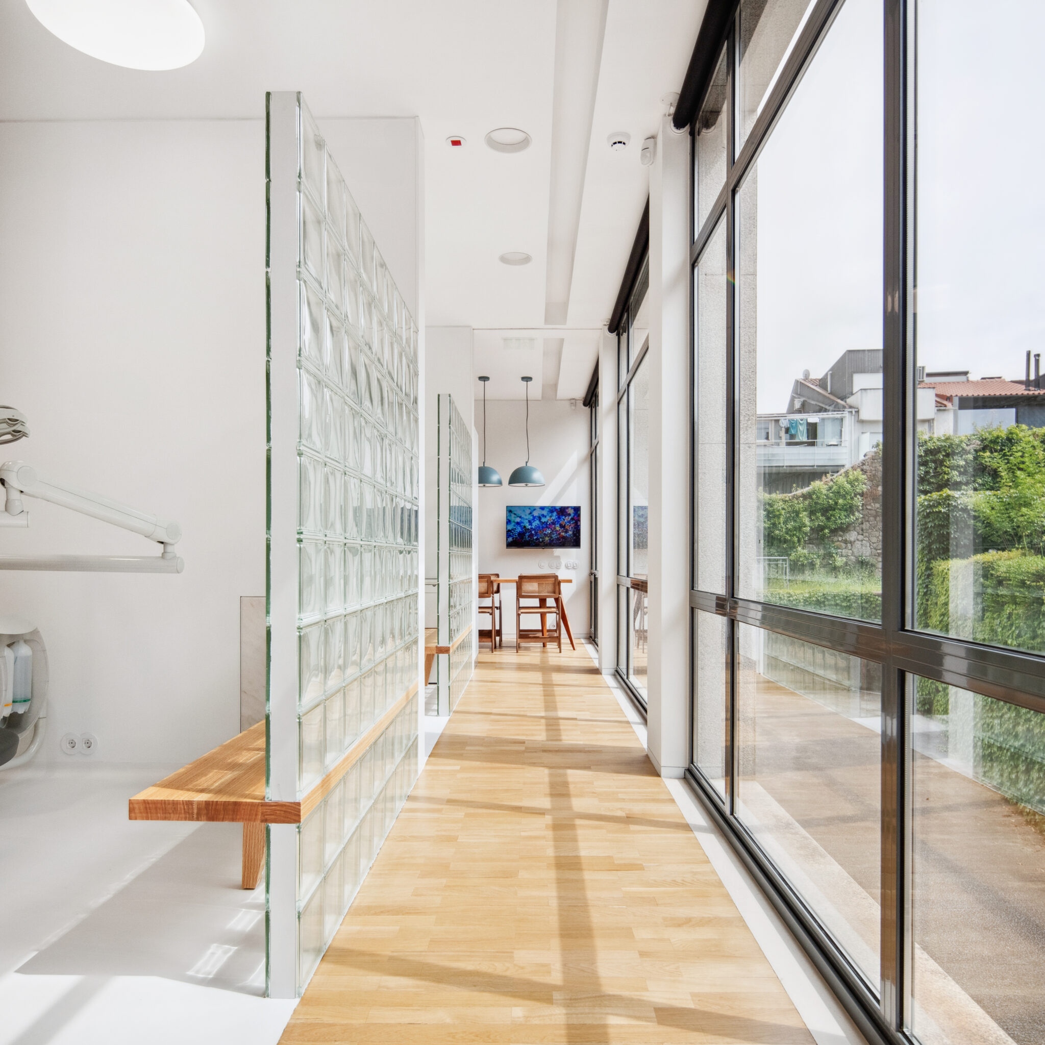 Tiago do Vale Arquitectos transforma la Clínica Nery do Vale en un espacio de calma y humanidad