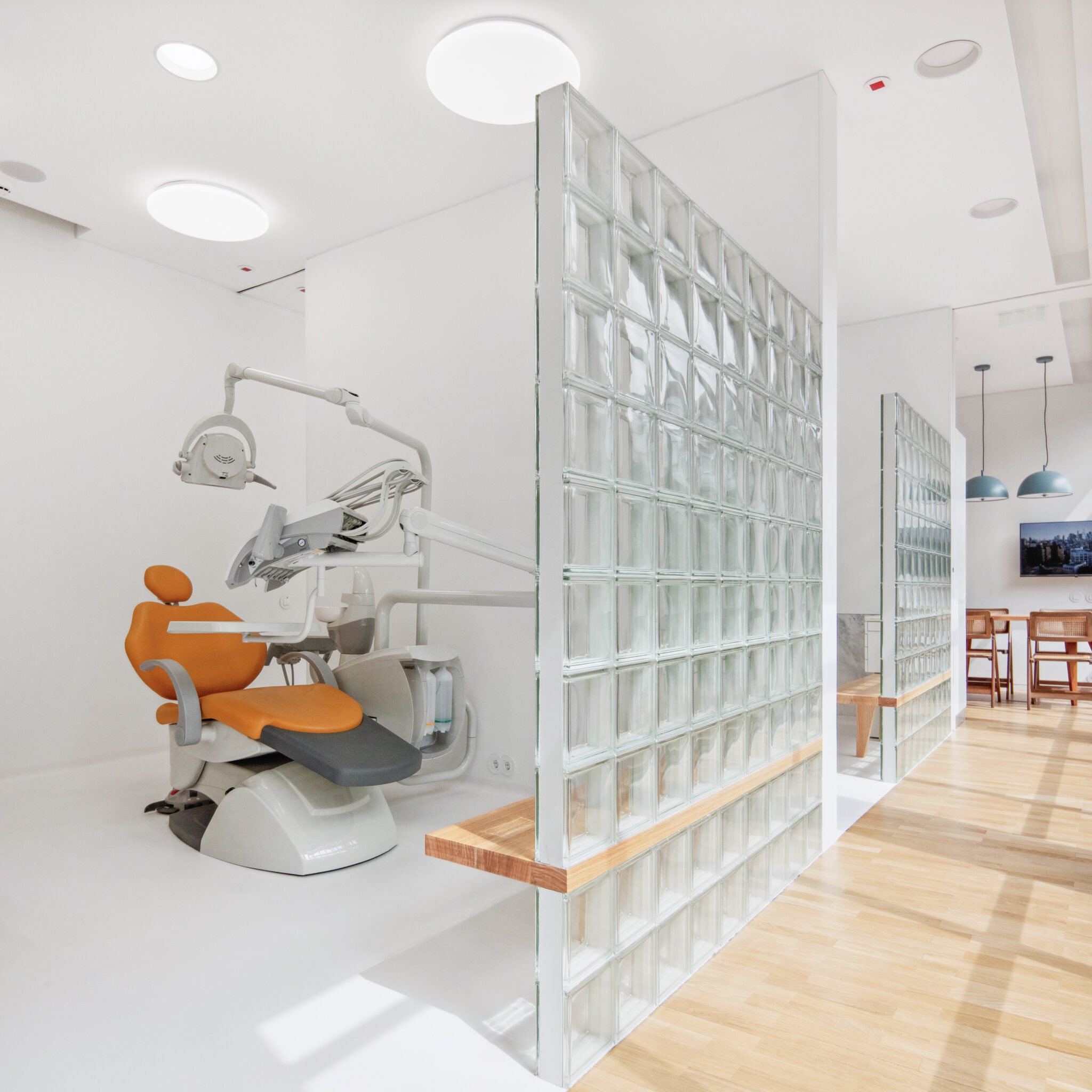 Tiago do Vale Arquitectos transforma la Clínica Nery do Vale en un espacio de calma y humanidad