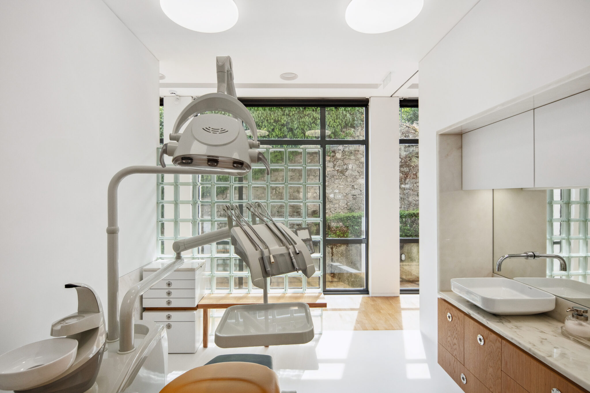 Tiago do Vale Arquitectos transforma la Clínica Nery do Vale en un espacio de calma y humanidad