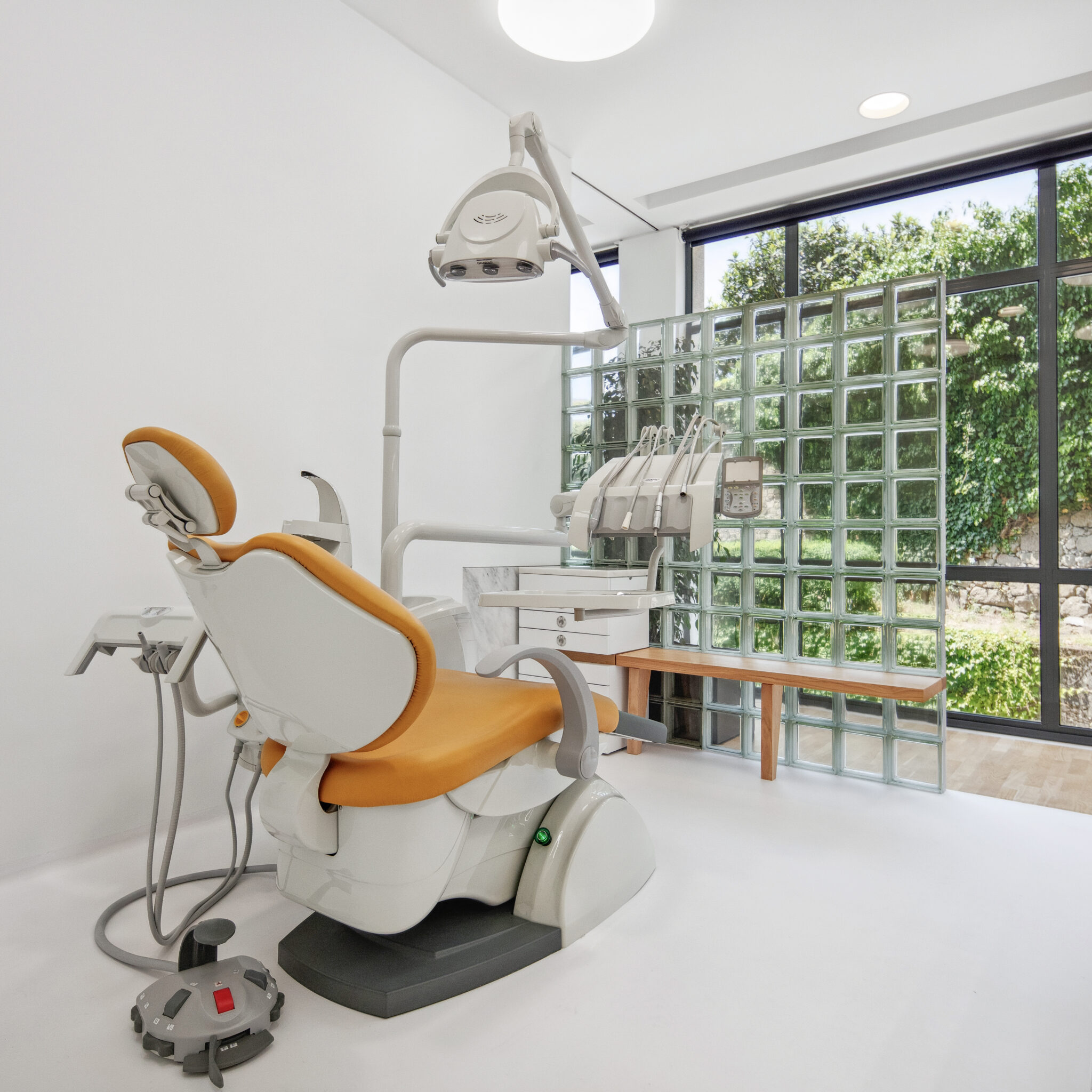 Tiago do Vale Arquitectos transforma la Clínica Nery do Vale en un espacio de calma y humanidad