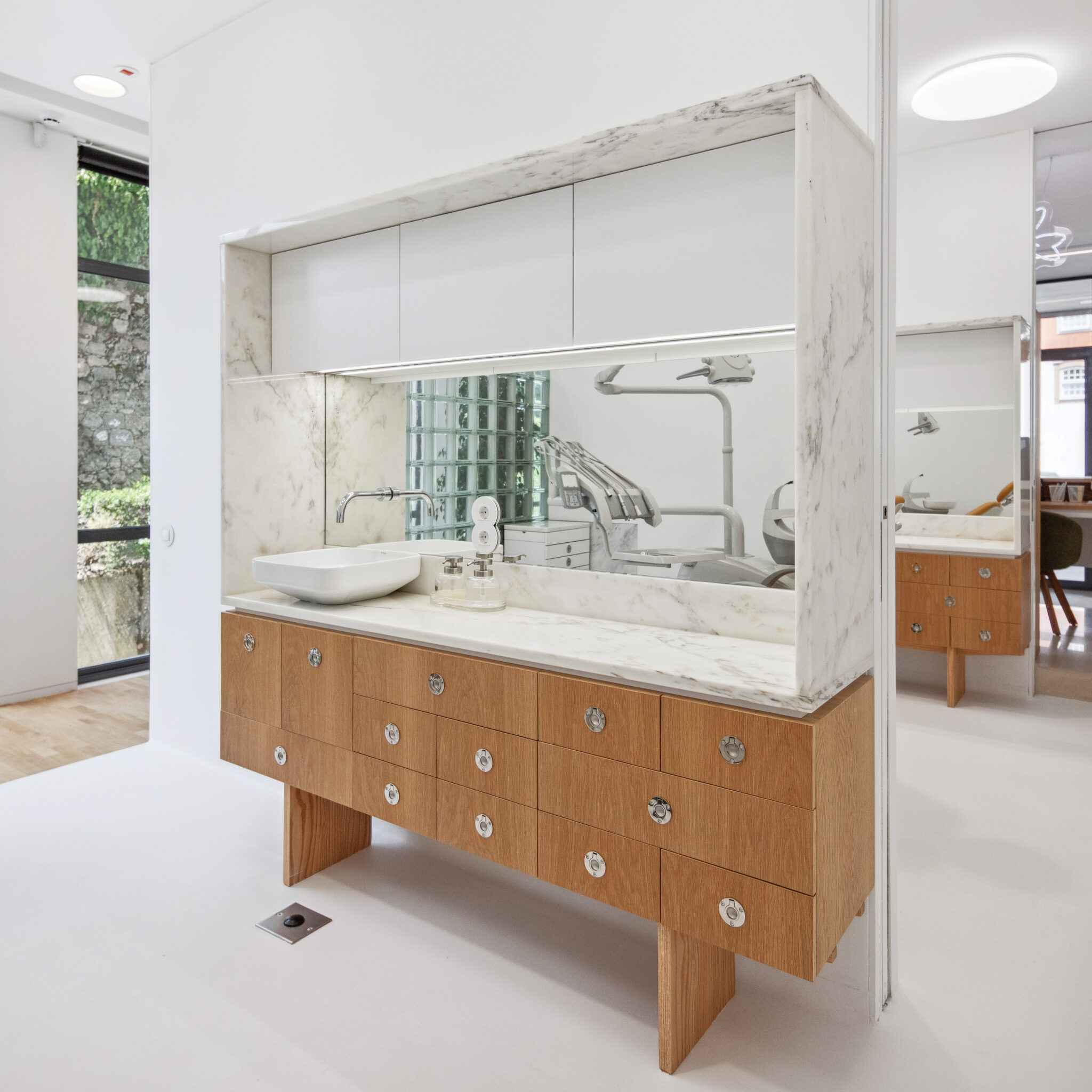 Tiago do Vale Arquitectos transforma la Clínica Nery do Vale en un espacio de calma y humanidad