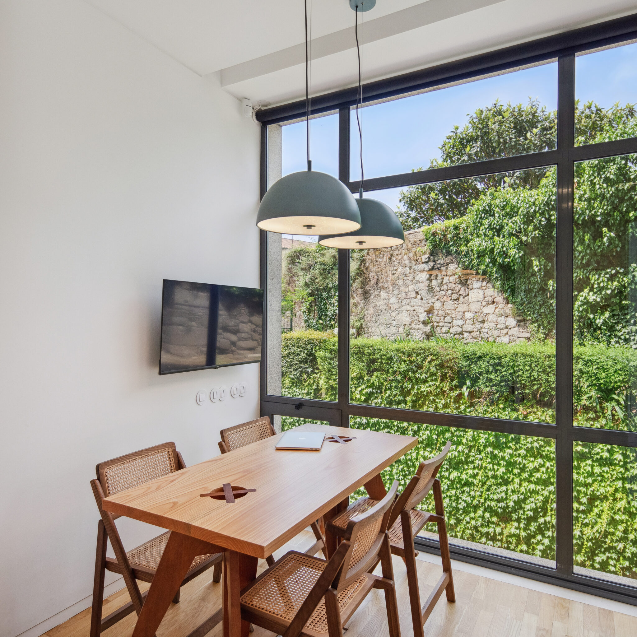 Tiago do Vale Arquitectos transforma la Clínica Nery do Vale en un espacio de calma y humanidad