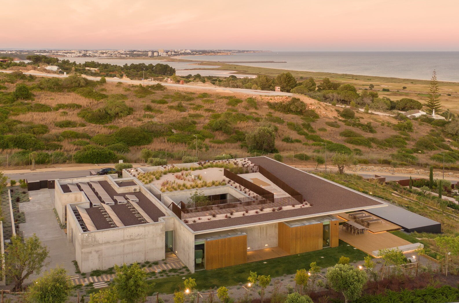 Casa Libre, por Mario Martins Atelier: Uma Casa Definida pela Leveza, Transparência e Conexão com a Paisagem