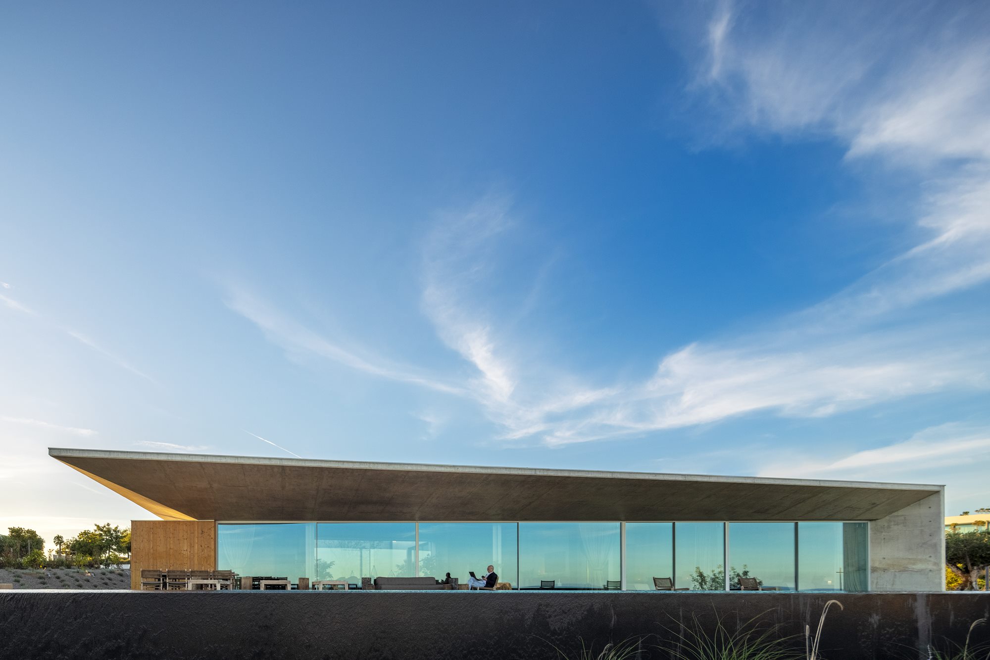 Casa Libre, por Mario Martins Atelier: Uma Casa Definida pela Leveza, Transparência e Conexão com a Paisagem