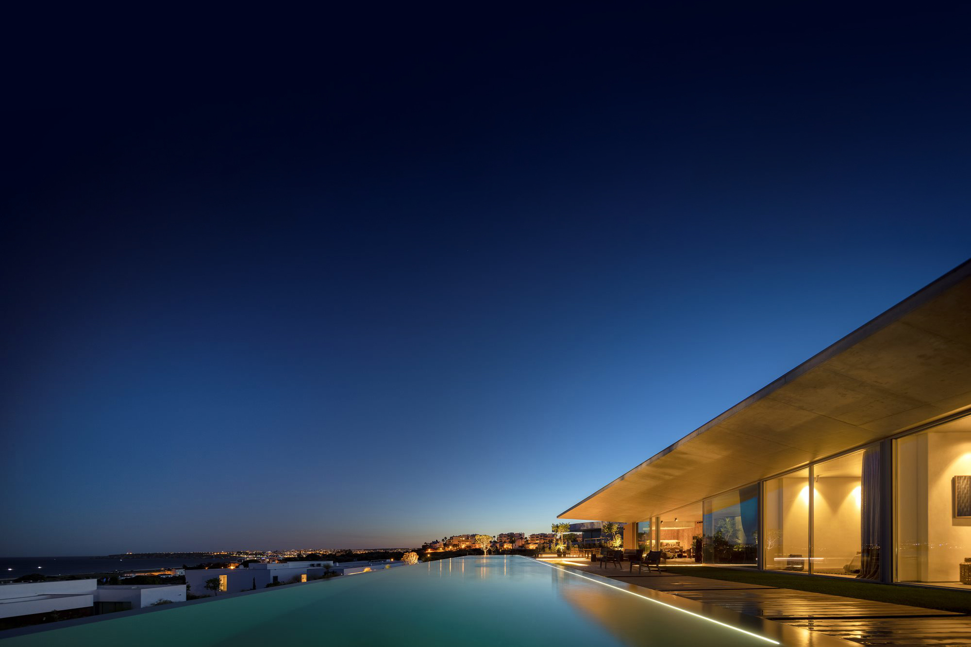 Casa Libre, por Mario Martins Atelier: Uma Casa Definida pela Leveza, Transparência e Conexão com a Paisagem