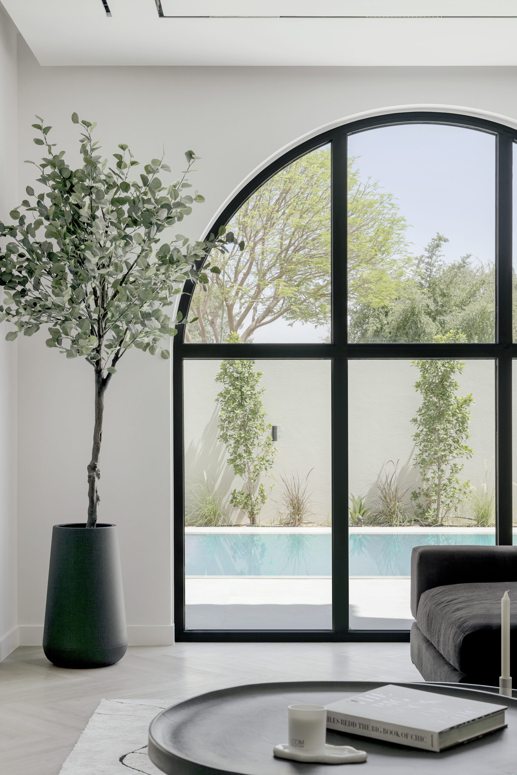 Soul Road redefine a elegância monocromática numa residência de luxo em Arabian Ranches, Dubai