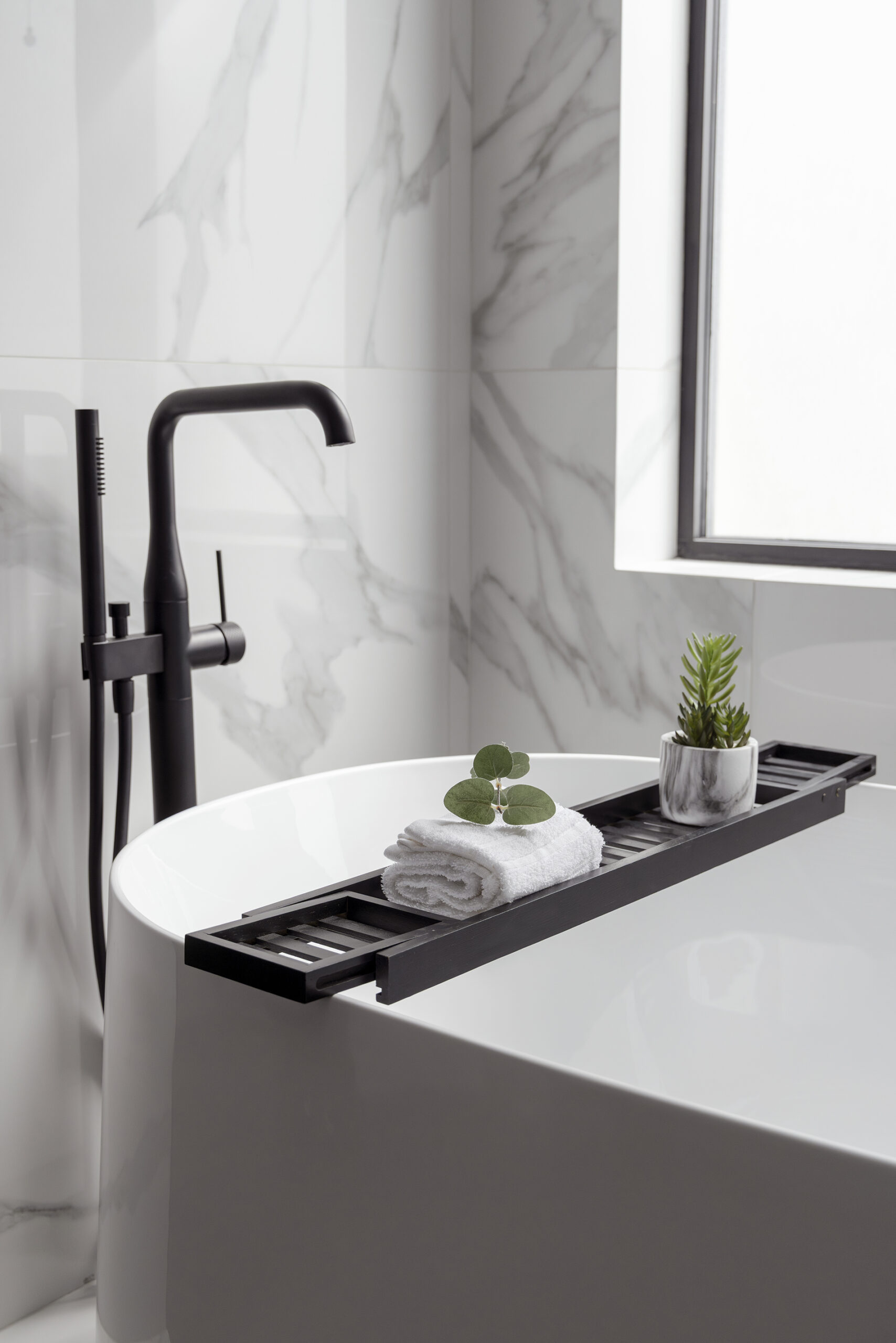 Soul Road redefine a elegância monocromática numa residência de luxo em Arabian Ranches, Dubai