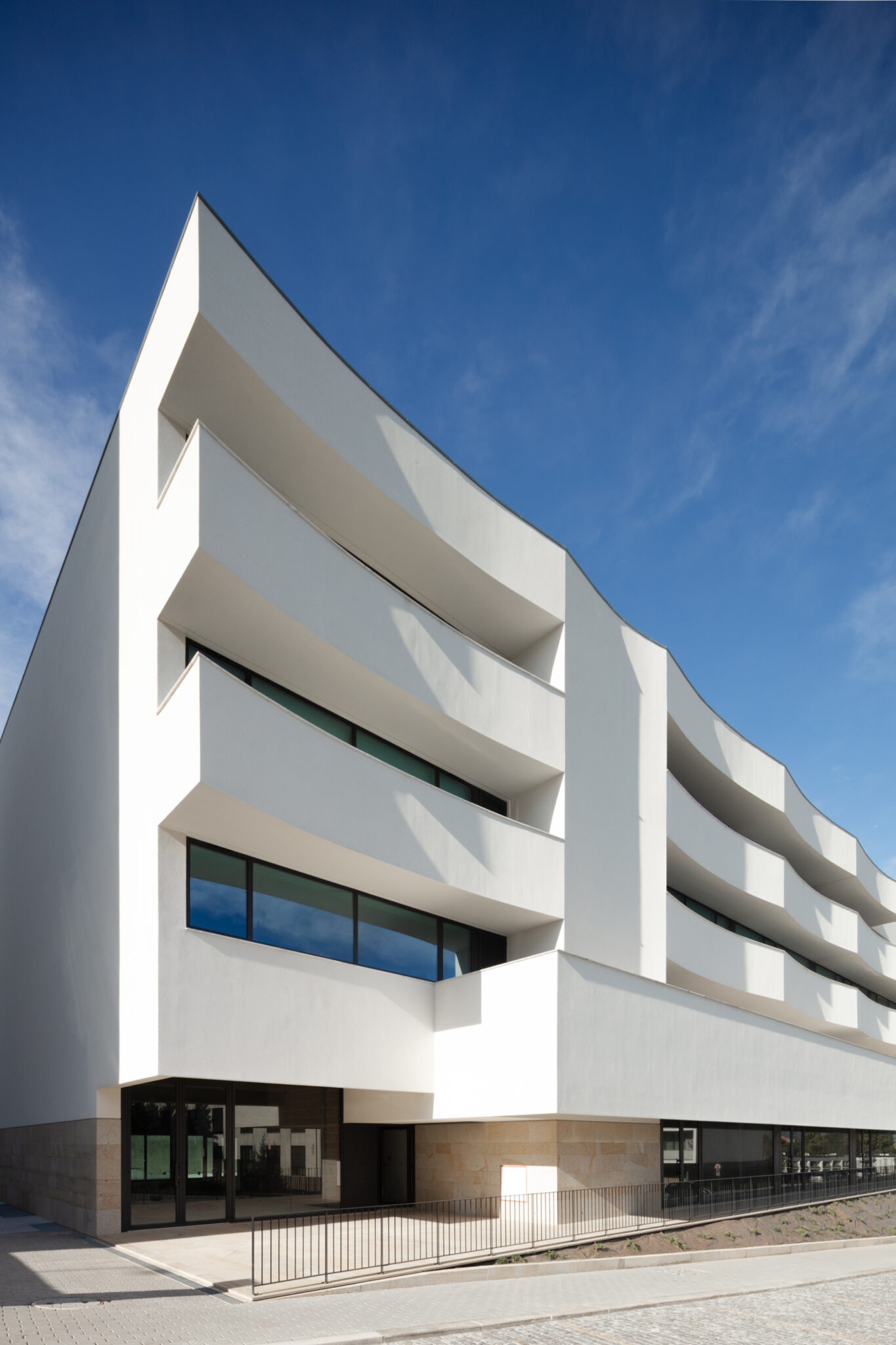 Aurora 10: Tiago do Vale Arquitectos redefine la vivienda colectiva en el contexto suburbano