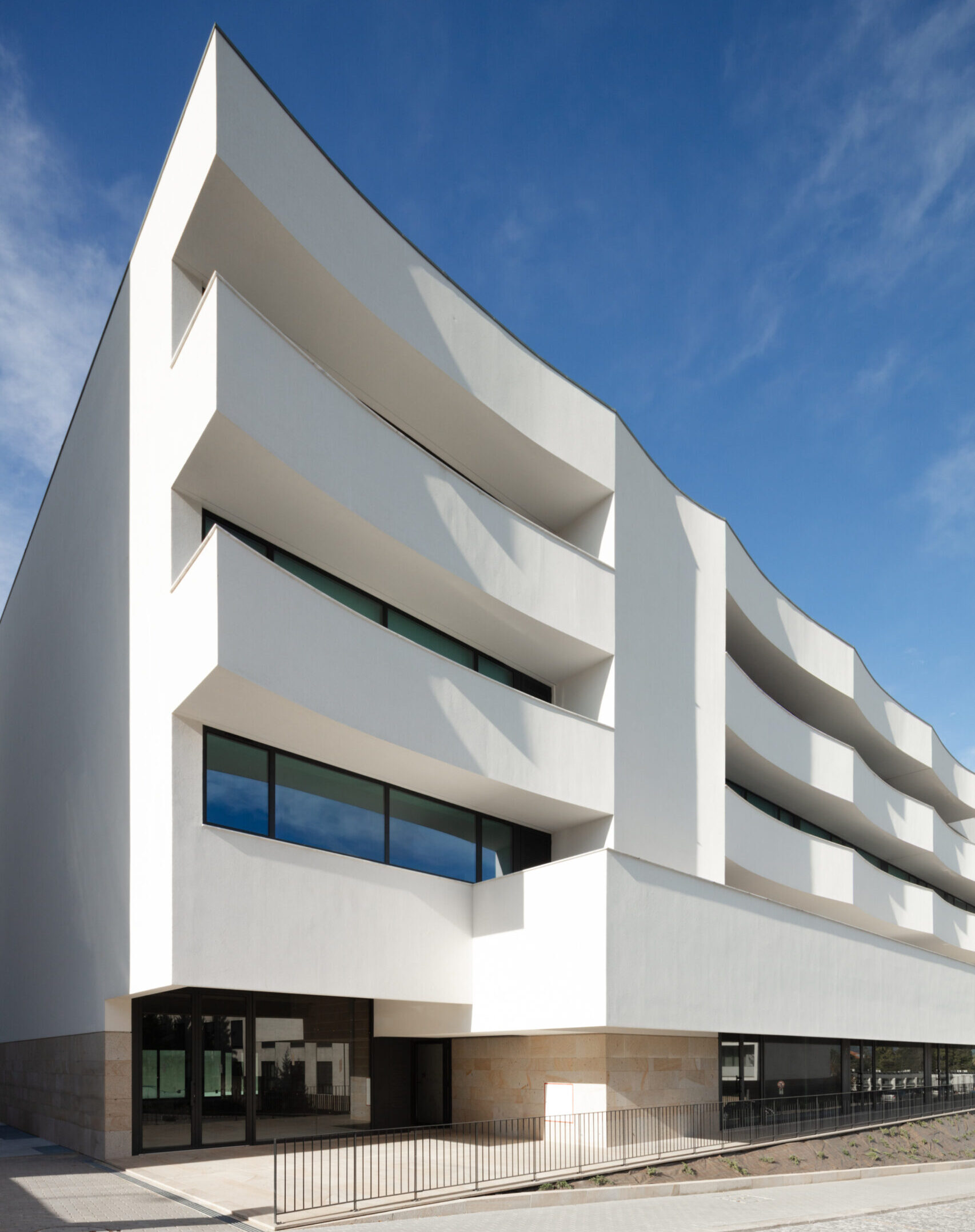 Aurora 10: Tiago do Vale Arquitectos redefine la vivienda colectiva en el contexto suburbano