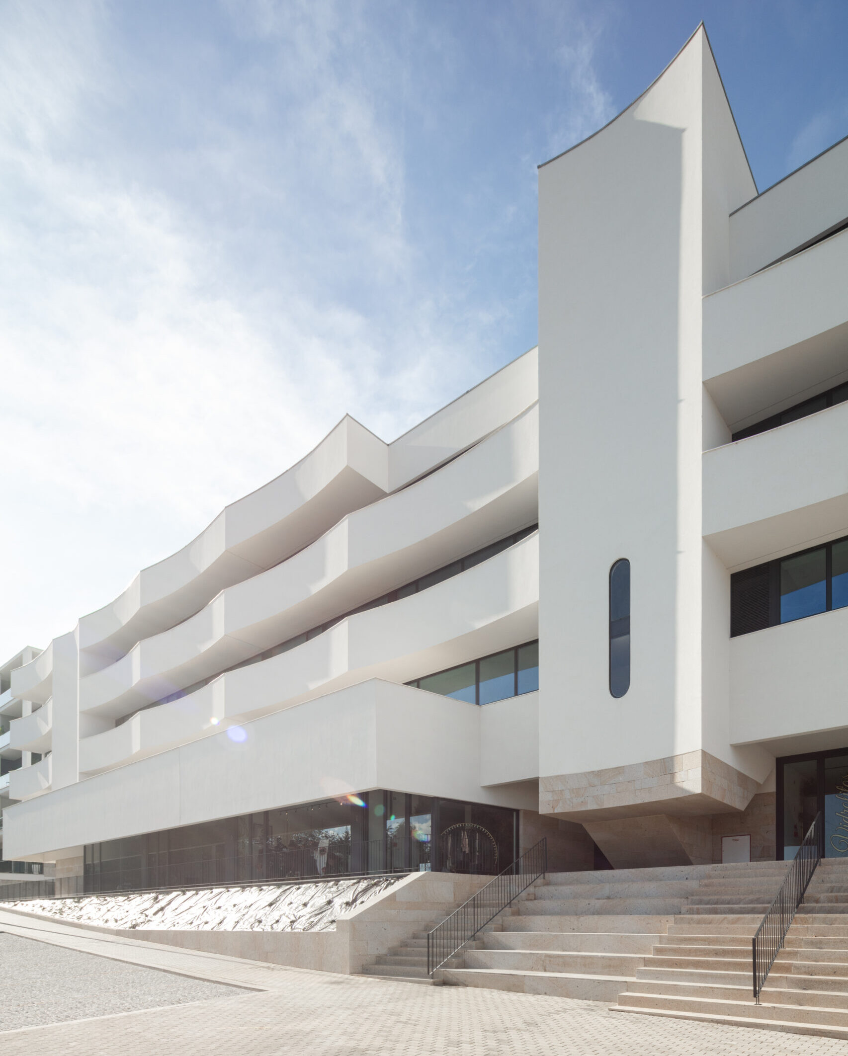 Aurora 10: Tiago do Vale Arquitectos redefine la vivienda colectiva en el contexto suburbano