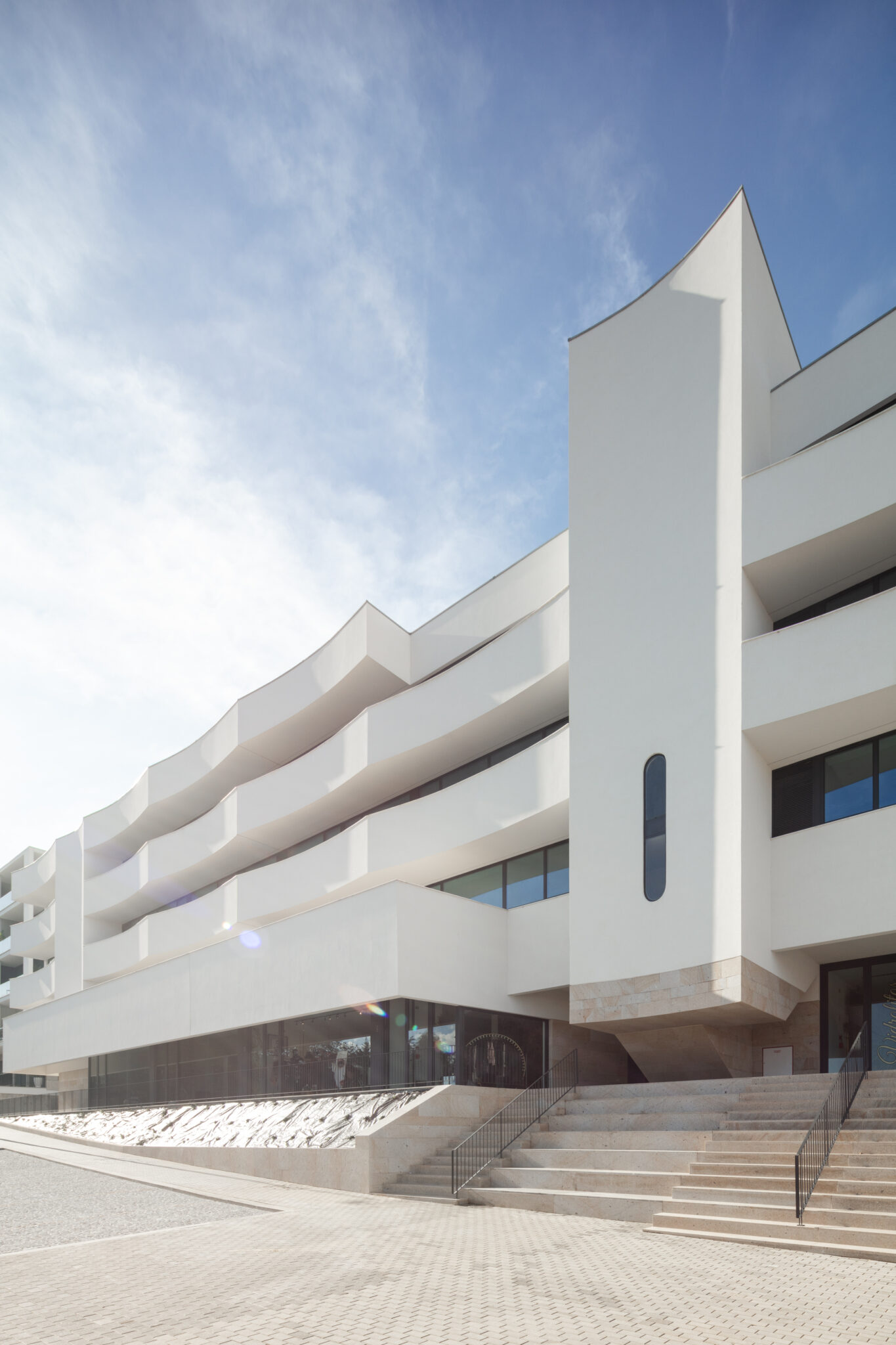 Aurora 10: Tiago do Vale Arquitectos redefine la vivienda colectiva en el contexto suburbano